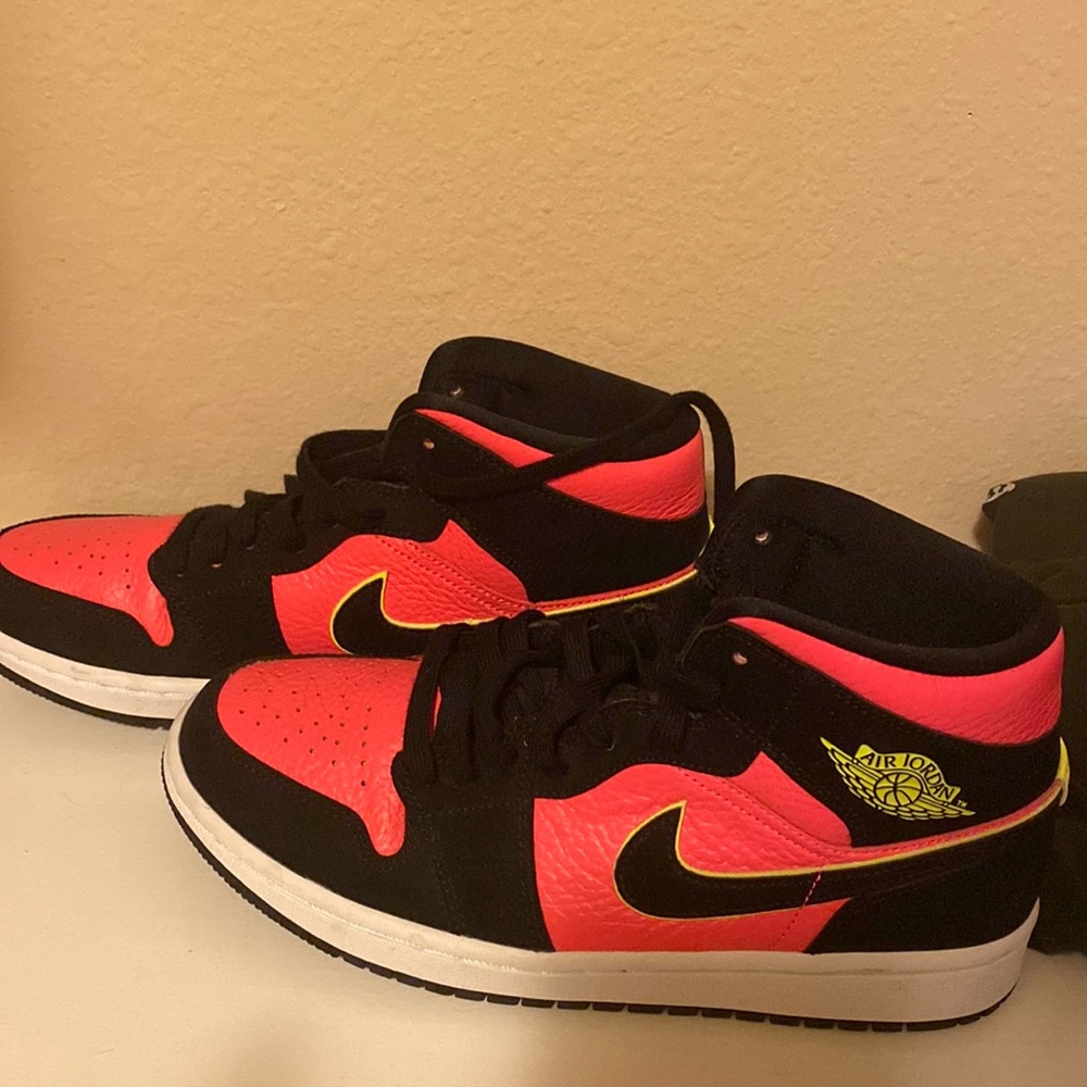 womens high top nikes only worn once… don’t need them anymore!